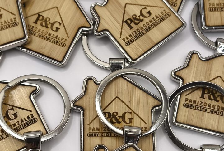 llavero, casa, madera, publicitario, logo, merchandising, empresa